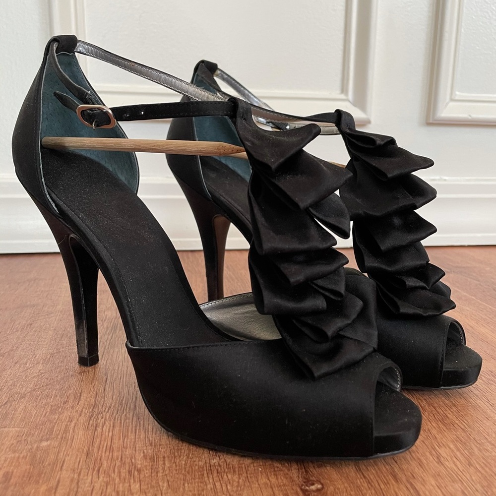Open-toed pumps